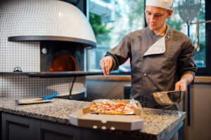 Gli strumenti e le attrezzature essenziali nel lavoro del pizzaiolo