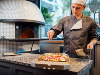 Gli strumenti e le attrezzature essenziali nel lavoro del pizzaiolo