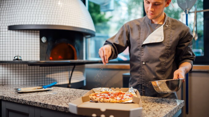 Gli strumenti e le attrezzature essenziali nel lavoro del pizzaiolo