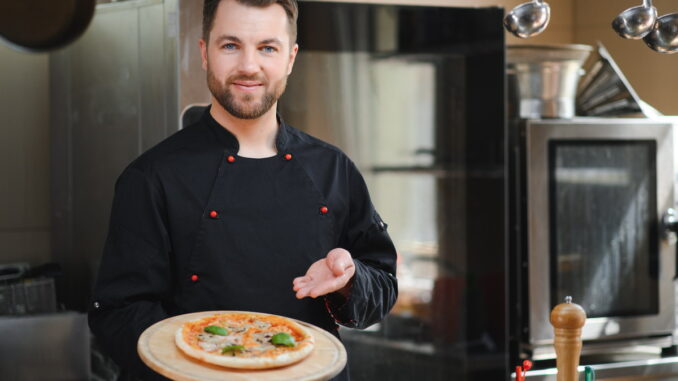 Diventare pizzaiolo: guida completa alla carriera nel settore della pizza