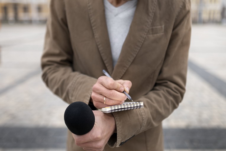 Come diventare addetto stampa nel 2026: percorso formativo e competenze richieste